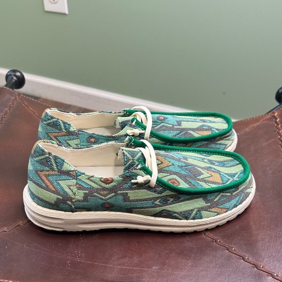 2 pair Aztec Patterned canvas Shoes 10 - Picture 13 of 15